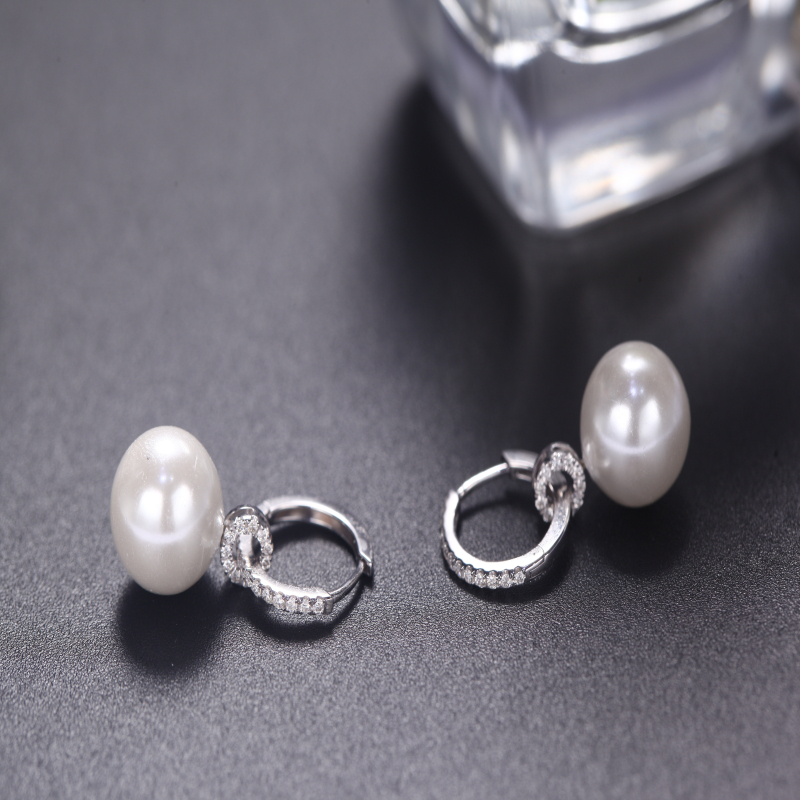 Boucle d'oreille en or 18 carats avec perle