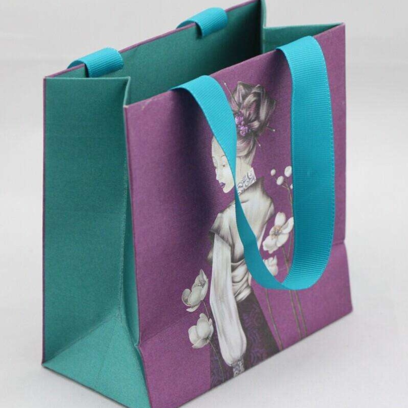 sac cadeau en papier porteur avec poignée en ruban