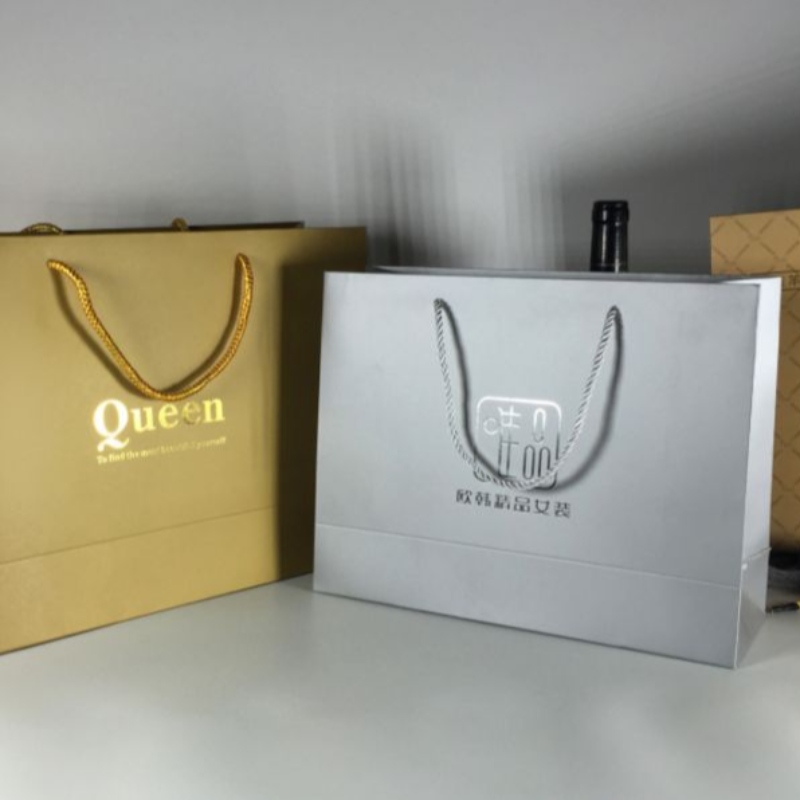 feuille d'or estampage à chaud sac de papier cadeau de luxe