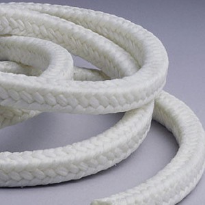 Emballage en graphite avec des coins en fibre de carbone