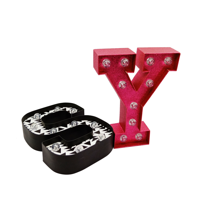 Le cadeau unique fait sur commande de lettre A-Z forme l'emballage de boîtes à fleurs luxe avec le logo fait sur commande