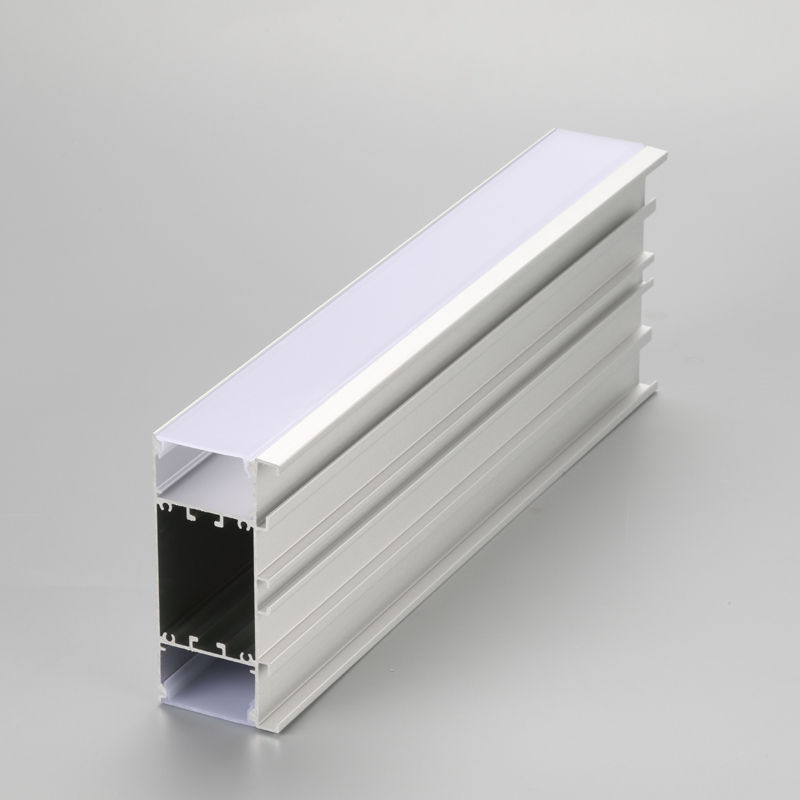 Suspendre / accrocher le boîtier linéaire à LED avec un bon profil en aluminium et un capot en PC