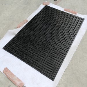 Tapis en caoutchouc pour matelas sans odeur respectueux de l'environnement avec trou de drainage pour cuisine