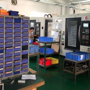 Services de fabrication de pièces et d'accessoires automobiles sur mesure