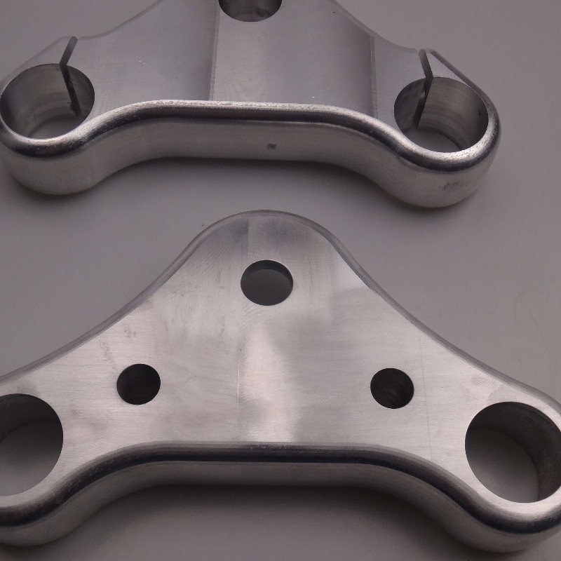 Services de fabrication de pièces et d'accessoires automobiles sur mesure