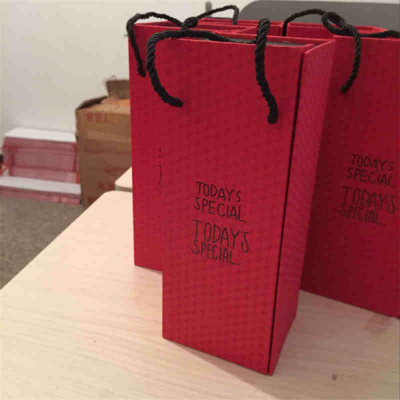 Emballage noir mat de carton de cadeau de luxe fait sur commande de carton