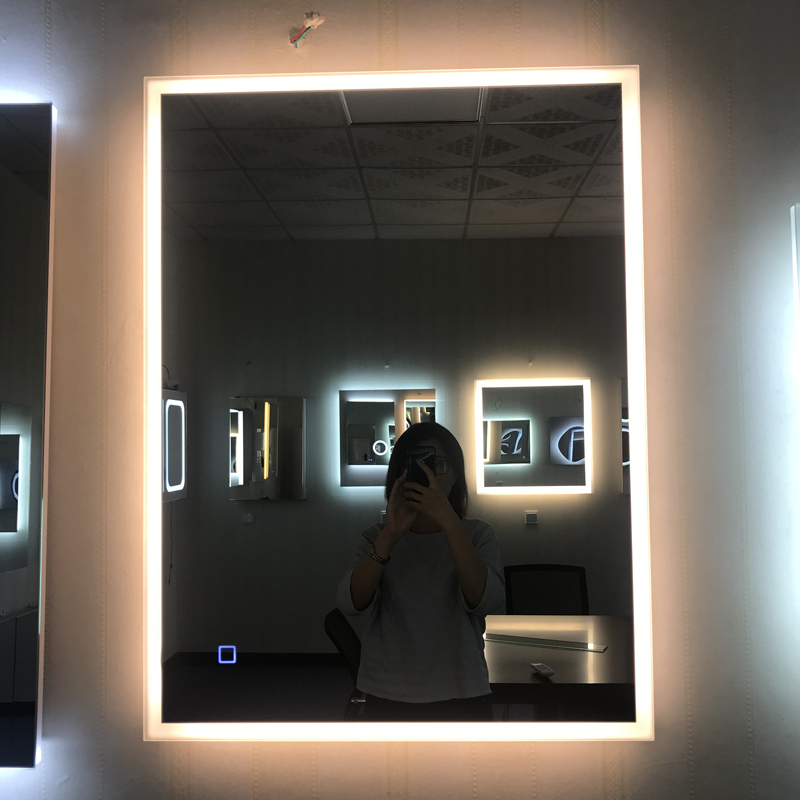 Miroir rétroéclairé par LED de luxe de l'UE et des États-Unis - ENE-AL-113