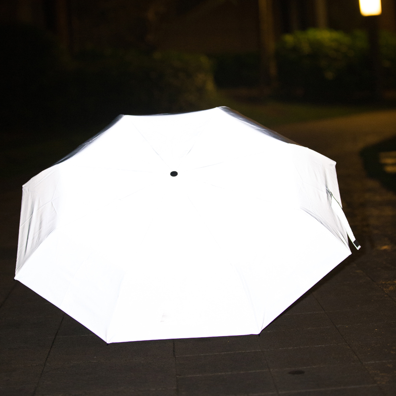 Parapluie réfléchissant dans la nuit