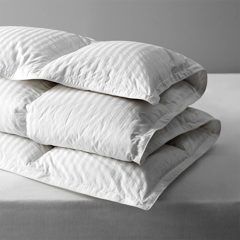 Couette 90% duvet de canard blanc avec tissu rayé damassé de 1 cm