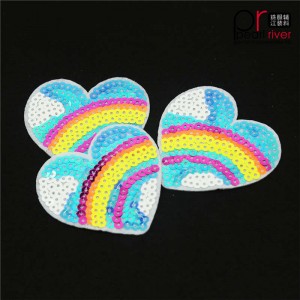 Patch de paillettes en forme de coeur arc en ciel