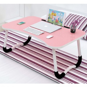 Table pliante d'ordinateur sur le lit
