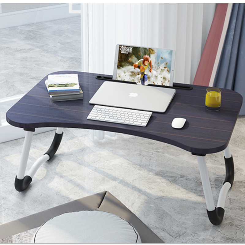 Table pliante d'ordinateur sur le lit