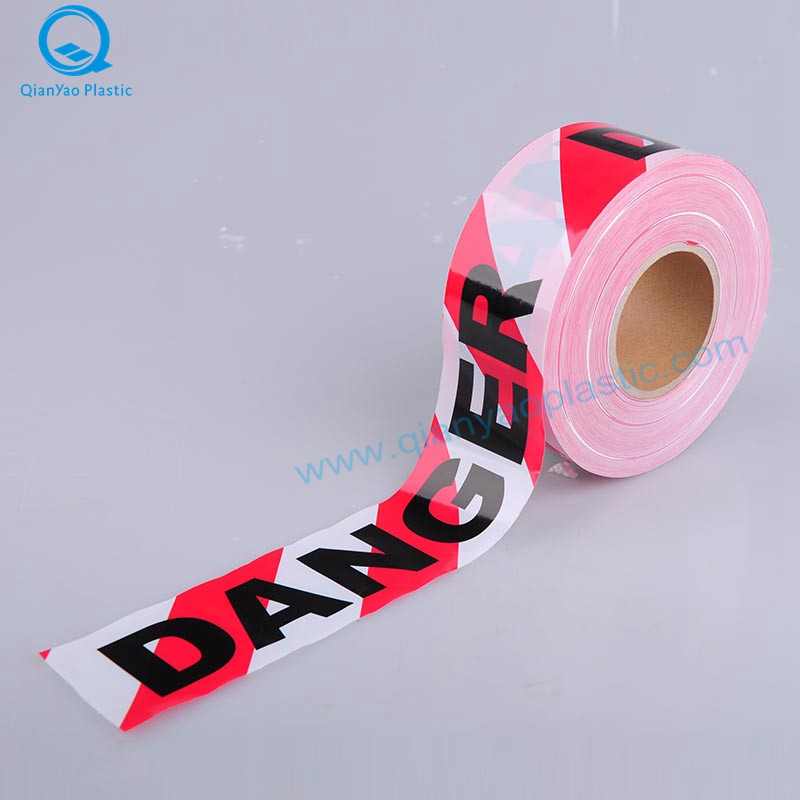 DANGER / DANGER N'ENTREZ PAS sur du ruban Barrirer rouge / blanc; Rouge / blanc avec ruban adhésif