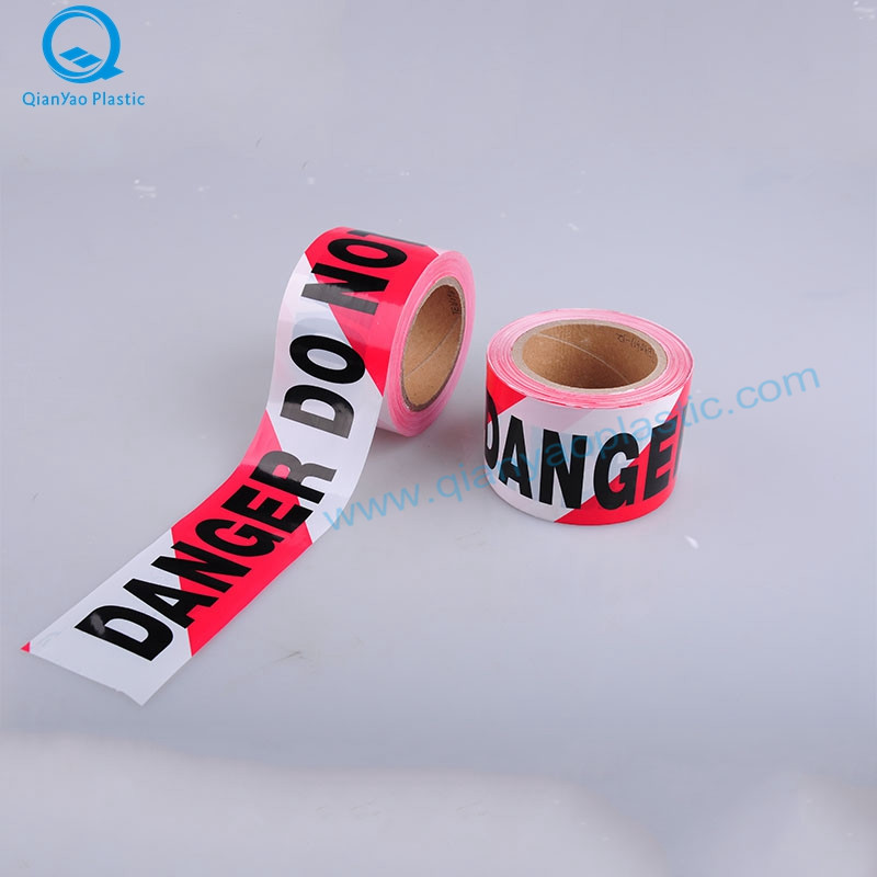 DANGER / DANGER N'ENTREZ PAS sur du ruban Barrirer rouge / blanc; Rouge / blanc avec ruban adhésif