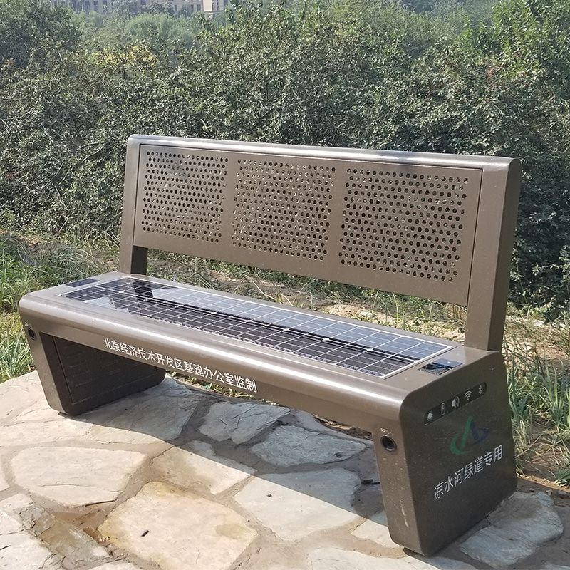 Téléphone public moderne de conception chargeant l'allocation des places solaire solaire de banc de patio en métal