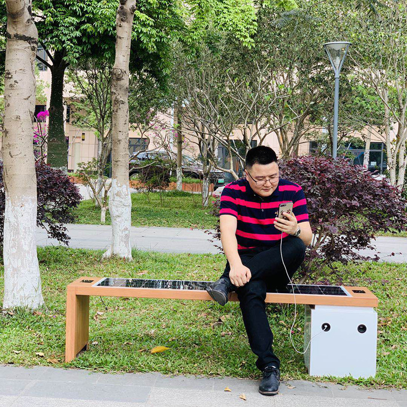 Banc d'extérieur intelligent pouvant accueillir l'énergie solaire et la recharge mobile