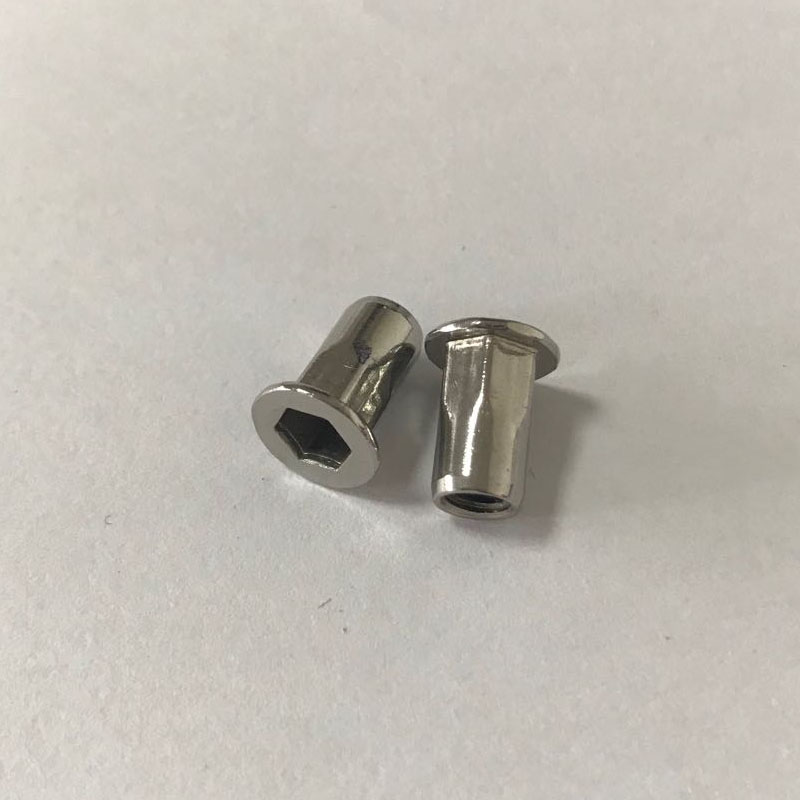 écrou rivet tête plate