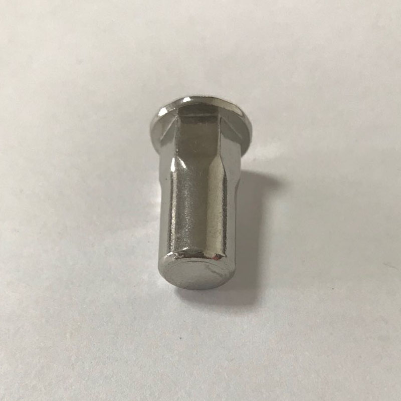 écrou à rivet extrémité fermée