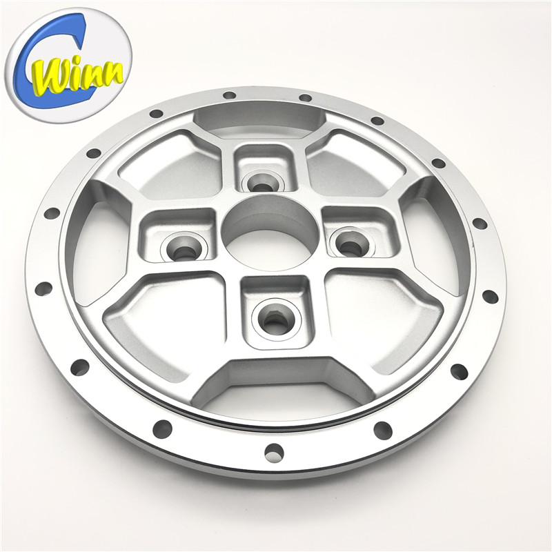 Le forge / commande numérique par ordinateur usinant les pièces de rechange en aluminium de pièces d'auto de centre en aluminium de jante de roue