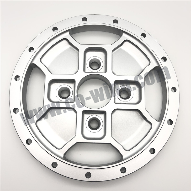 Le forge / commande numérique par ordinateur usinant les pièces de rechange en aluminium de pièces d'auto de centre en aluminium de jante de roue
