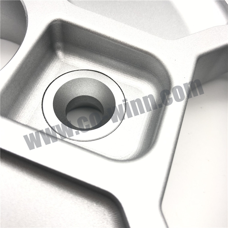 Le forge / commande numérique par ordinateur usinant les pièces de rechange en aluminium de pièces d'auto de centre en aluminium de jante de roue