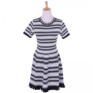 Robe pull femme noire et blanche, géométrique et design géométrique