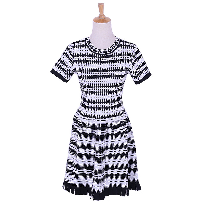 Robe pull femme noire et blanche, géométrique et design géométrique