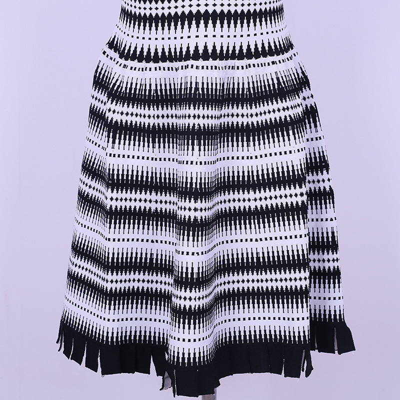 Robe pull femme noire et blanche, géométrique et design géométrique
