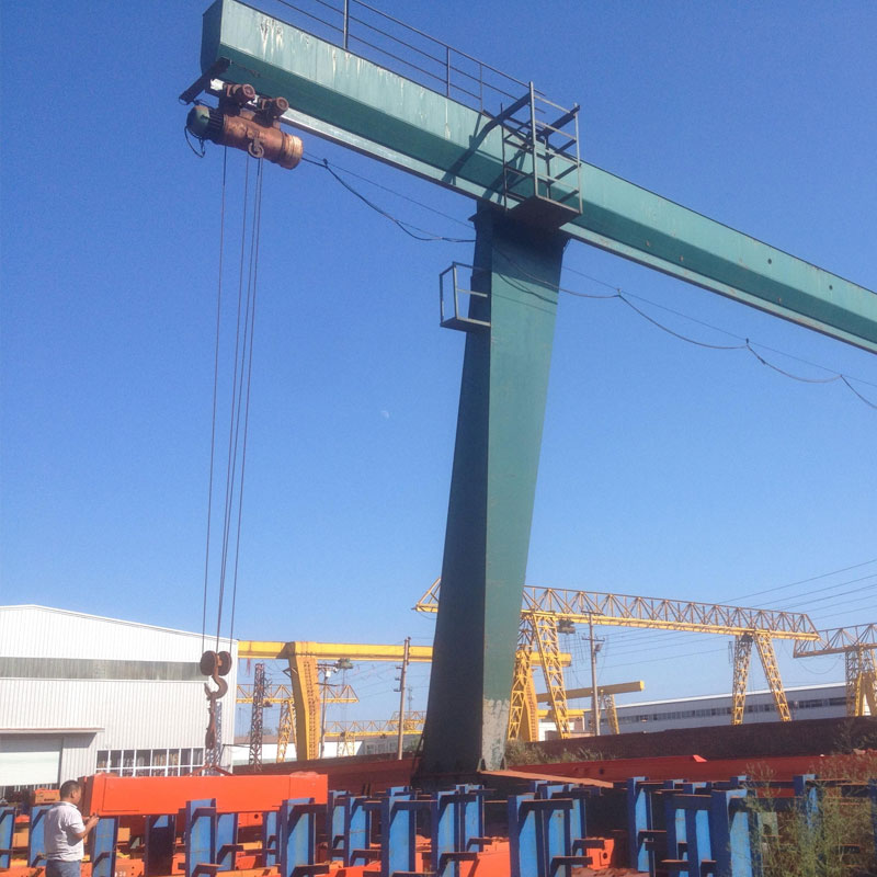 Grue à portique à poutre simple avec bras de levage en forme de L