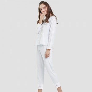 Ensemble de pyjama en jersey de coton et spandex imprimé avec la position des femmes