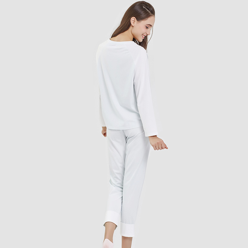 Ensemble de pyjama en jersey de coton et spandex imprimé avec la position des femmes