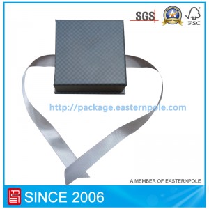 Boîte d'emballage de luxe noire avec base et ruban