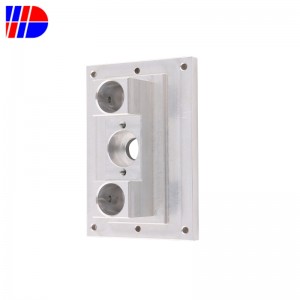 La commande numérique par ordinateur de précision usinant la pièce en bois de tour de pièces centrales de machines d'acier inoxydable