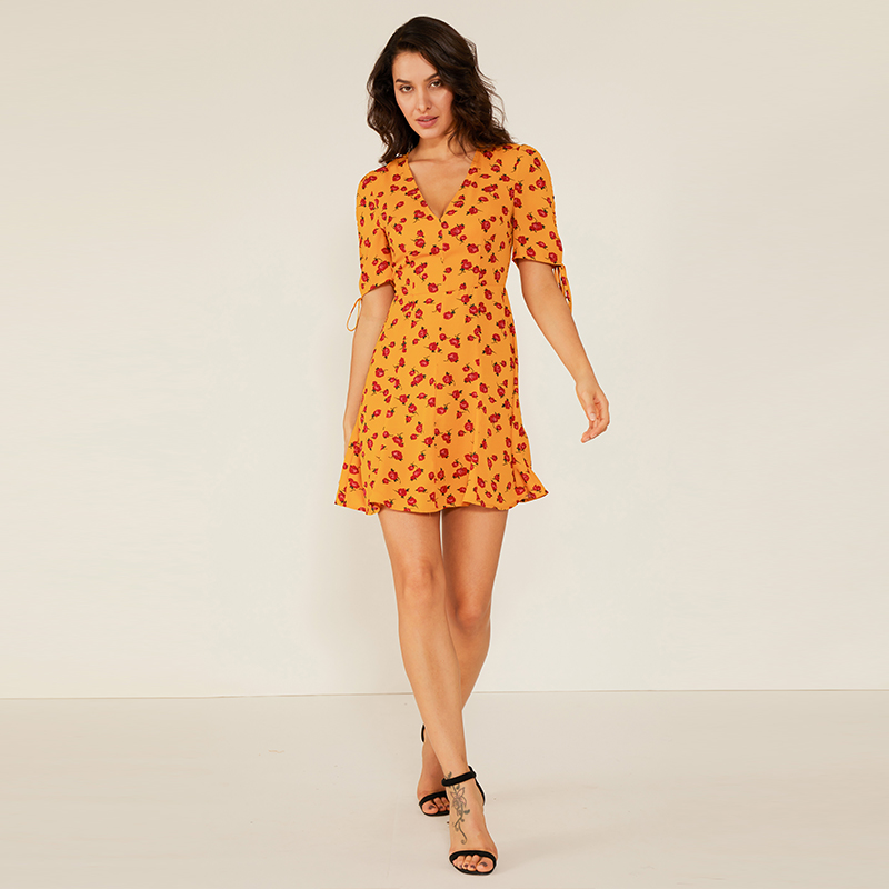 Robe imprimée à fleurs avec décolleté occasionnel