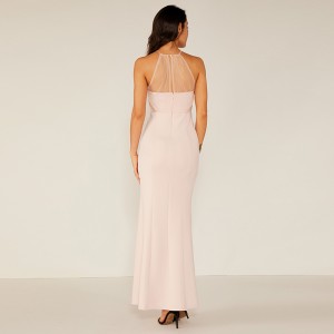 Une robe en dentelle blanche