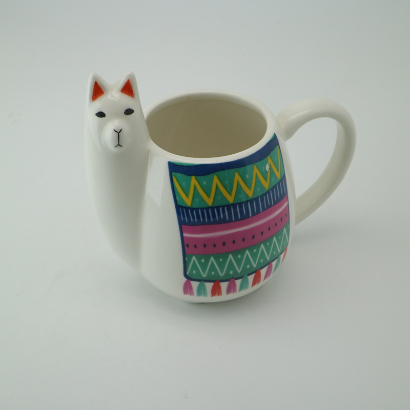 Tasse de café en céramique adaptée aux besoins du client de la baleine 3D pour des cadeaux de vacances de tasse d'animaux