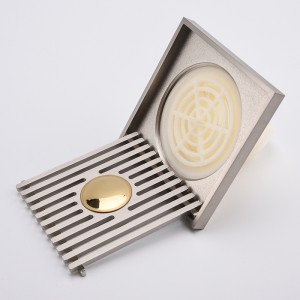 Un drain décoratif en laiton recouvre les drains de sol.