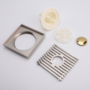 Un drain décoratif en laiton recouvre les drains de sol.