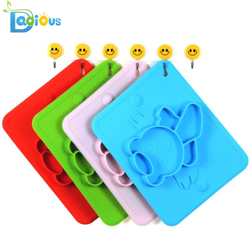 Une plaque d'alimentation en silicone pour bébé avec napperon en silicone mono-pièce avec logo convient aux plateaux pour chaises hautes