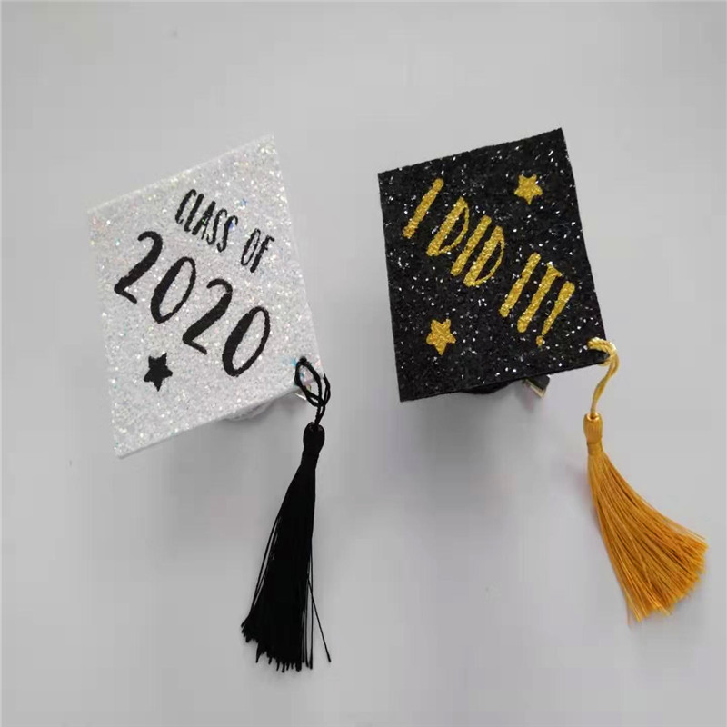 Bonnet de gradation blanc avec chapeau de fête de remise des diplômes