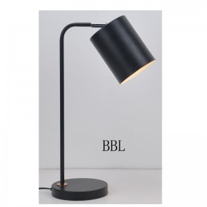 Lampe de table avec abat-jour en métal et fonction de réglage de l'abat-jour