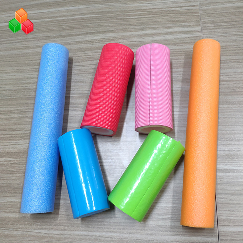 La mousse de PVC EVA EPE de tube de mousse creuse superbe douce de couleur personnalisée de logo de forme faite sur commande pour l'équipement / emballage de terrain de jeu d'intérieur