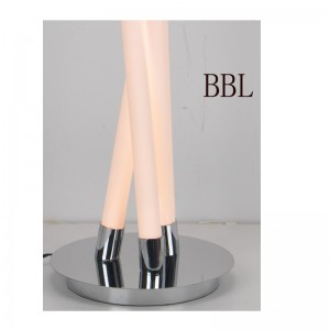 Lampe de table à del équipée de trois tubes sous - jacents