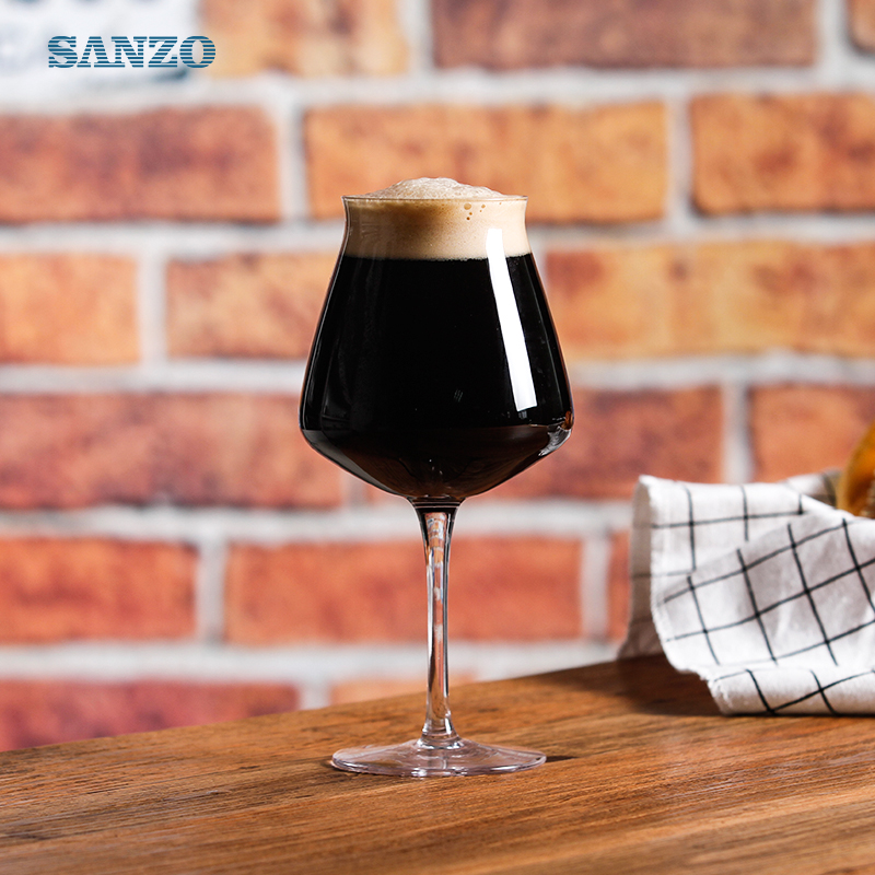 Le verre de bière d'alcool de Sanzo a adapté à la main les bières claires claires à la main le verre de bière parfait