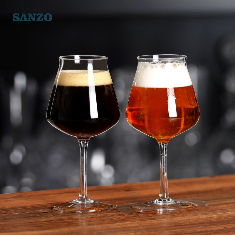 Le verre de bière d'alcool de Sanzo a adapté à la main les bières claires claires à la main le verre de bière parfait