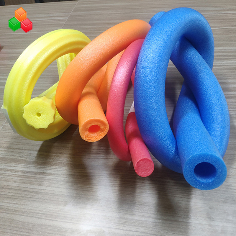 Vente chaude résistant à la chaleur flottant compressible proche cellule polyéthylène mousse matériau de la piscine nager tube tige de support tube