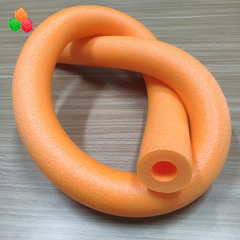 Vente chaude résistant à la chaleur flottant compressible proche cellule polyéthylène mousse matériau de la piscine nager tube tige de support tube