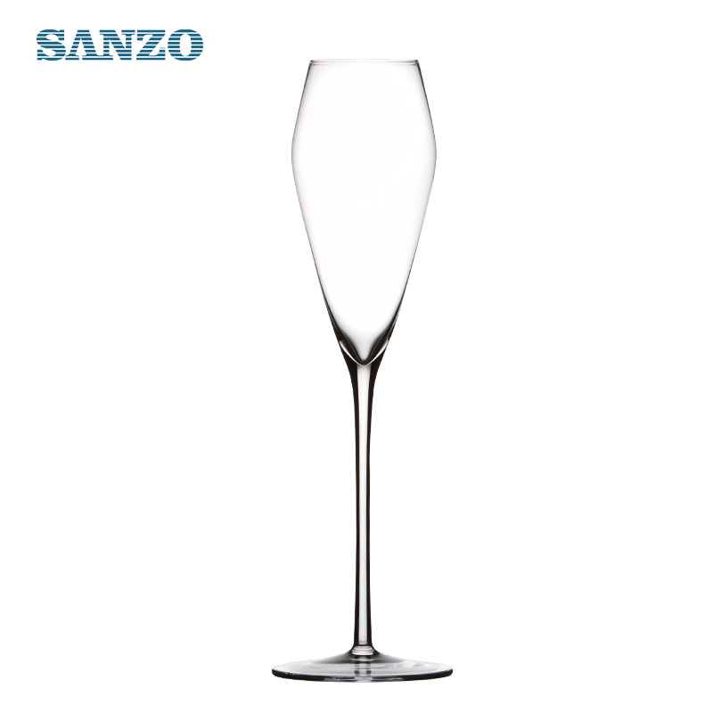 Verre de Champagne soufflé par SANZO adapté aux besoins du client par flûte de champagne