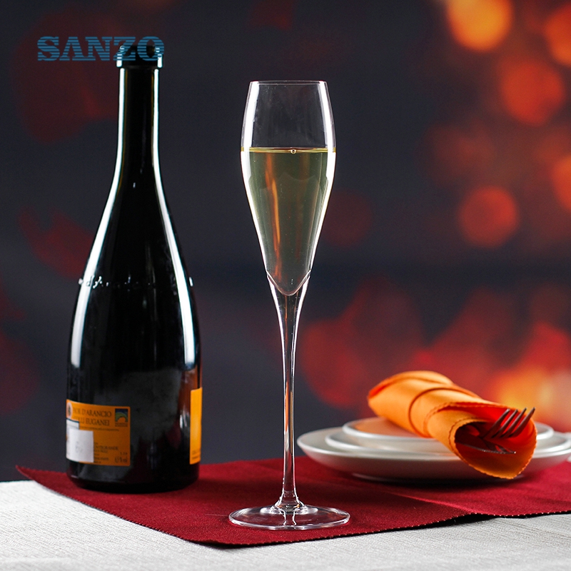 Verre de Champagne soufflé par SANZO adapté aux besoins du client par flûte de champagne