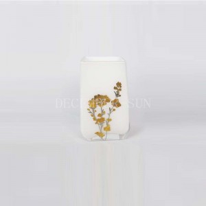 Carré blanc avec accessoires de salle de bains avec porte-brosse à dents